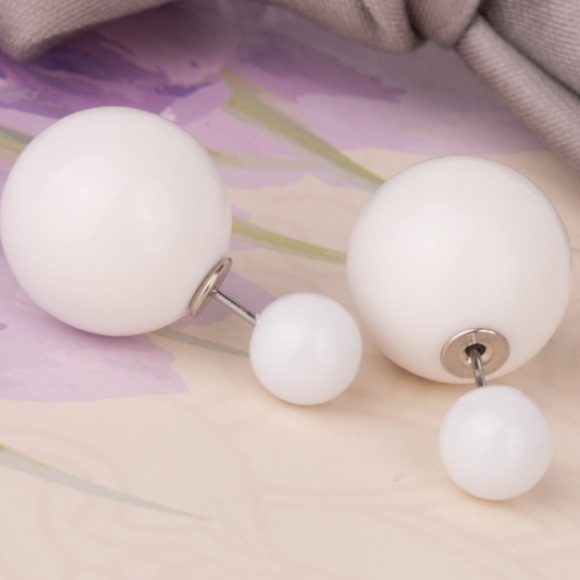 🌟new🌟 white double sided ball stud earrings - Picture 5 of 5